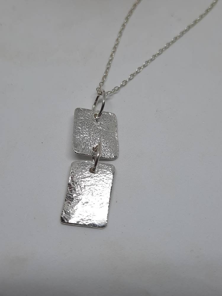 Rectangular reticulated texture pendant