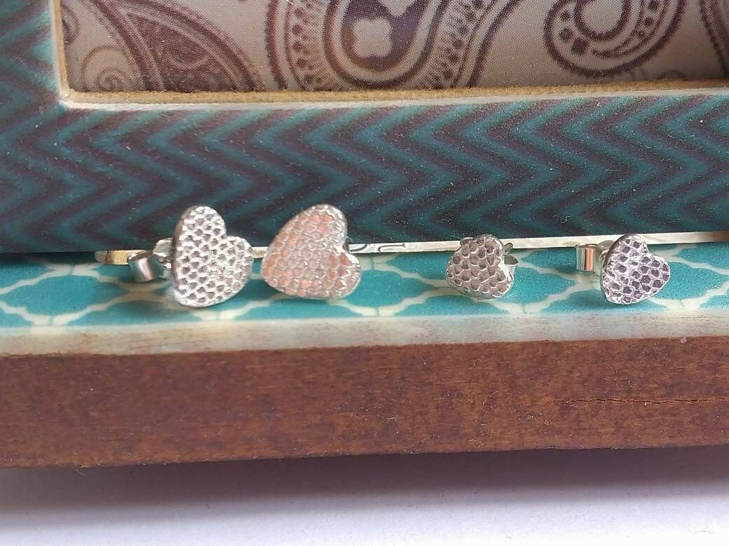 Heart stud textured earrings